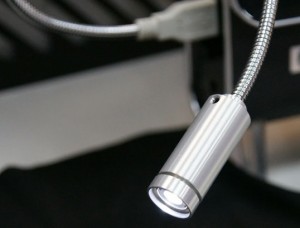 Med hjälp av en lampa kan man alltid uppnå rätt ljus för USB-mikroskopet.
