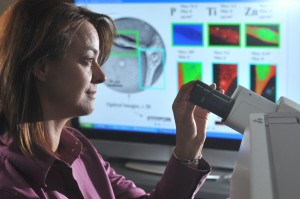Elena Rozhkova studerar sätt som nanomaterial kan döda cancerceller. Bild: Argonne National Laboratory